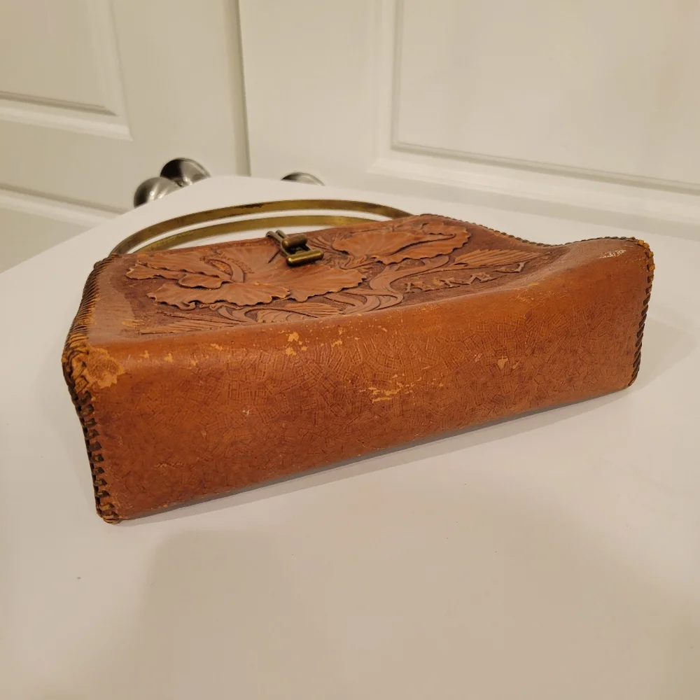 VINTAGE LEATHER HAND TOOLED PURSE WITH SUEDE INTERIOR. BRASS HARDWARE - Picture 12 of 15